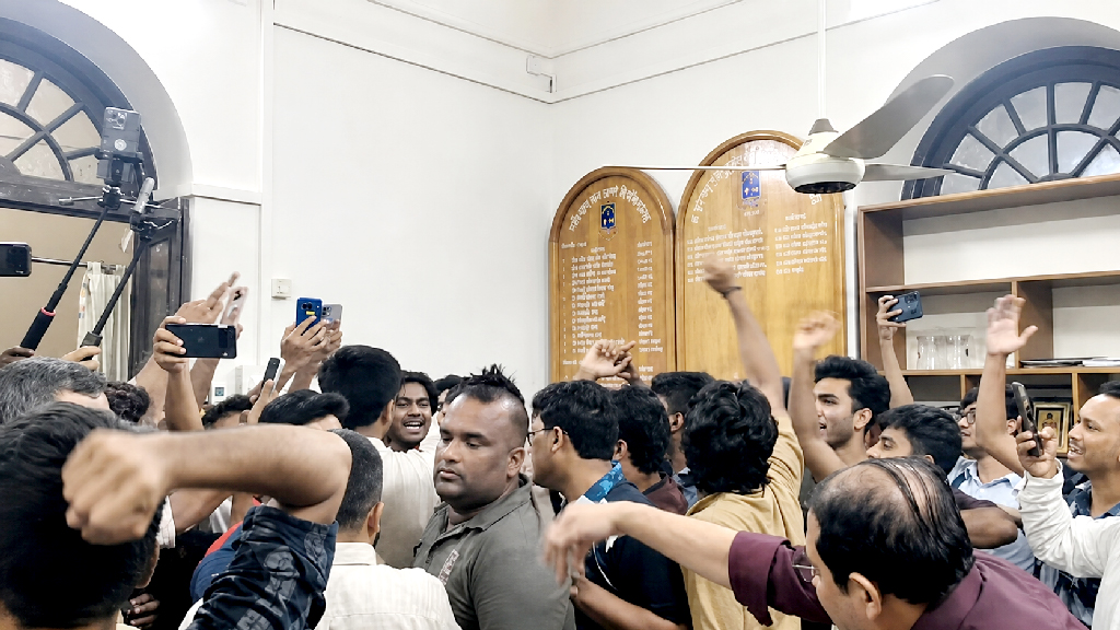 ঢাবির শহীদুল্লাহ হলে ছাত্রদল-শিবিরের হাতাহাতি, পাল্টাপাল্টি অভিযোগ