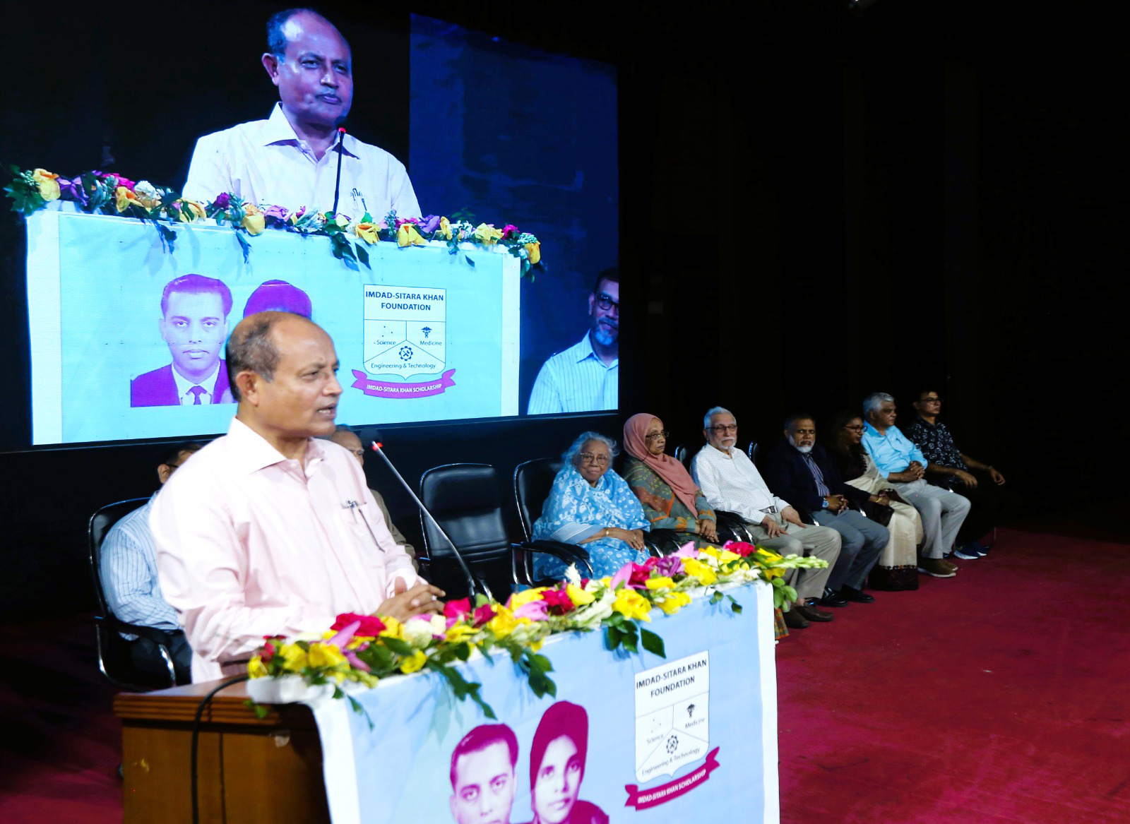 ঢাবিতে প্রায় হাজার শিক্ষার্থী পেলেন ইমদাদ-সিতারা খান বৃত্তি ও সম্মাননা