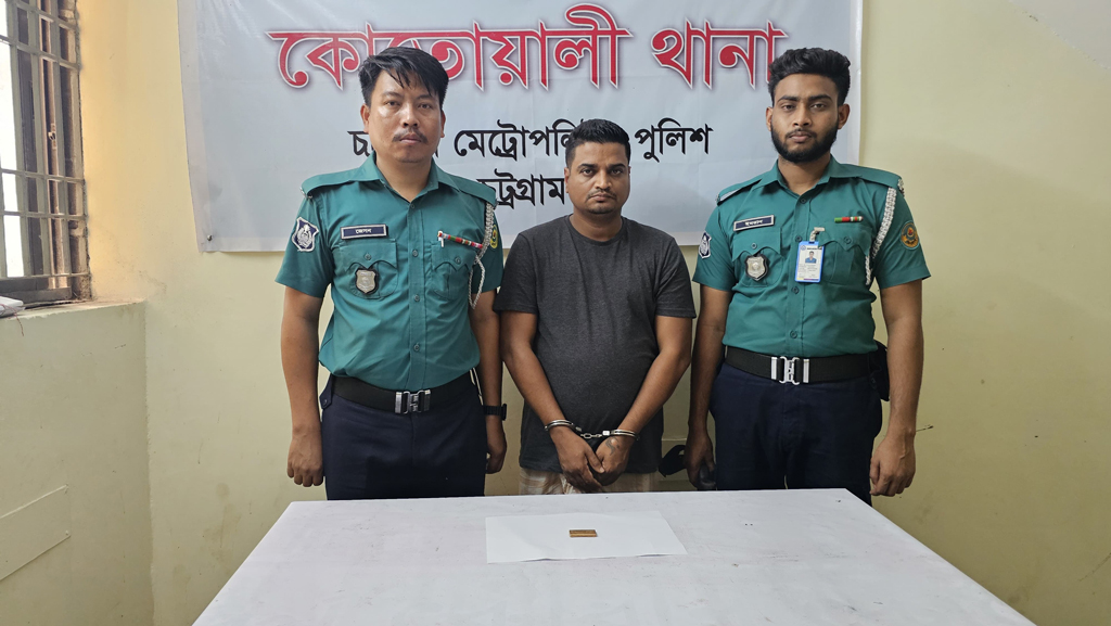 ঢাবিতে ভর্তির কথা বলে প্রতারণা, যুবক গ্রেপ্তার