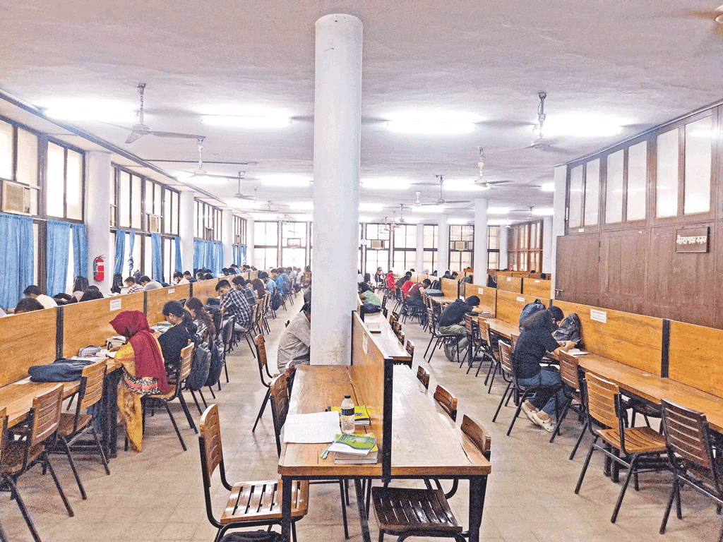 ঢাকা বিশ্ববিদ্যালয়: গ্রন্থাগারে আসন কম, শব্দ বেশি