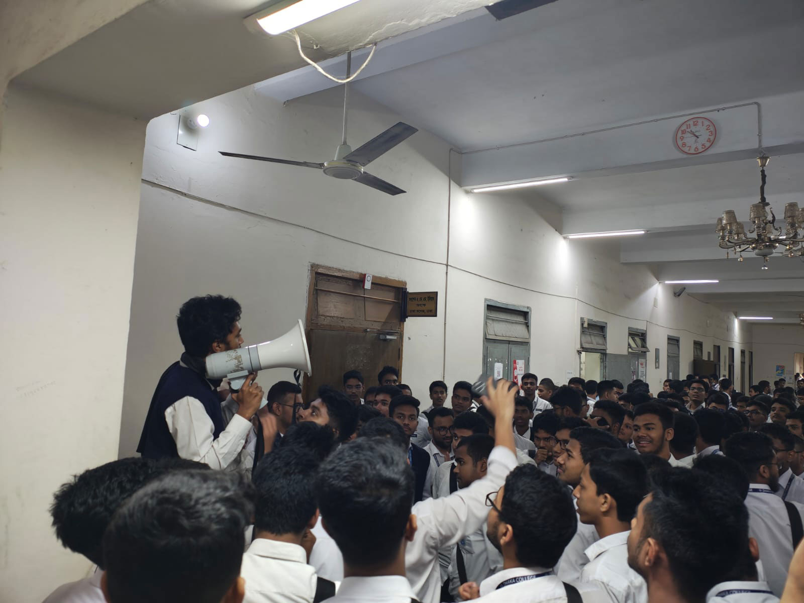 প্রস্তাবিত সেন্ট্রাল বিশ্ববিদ্যালয়ের স্কুল কাঠামোর বিরুদ্ধে ফের বিক্ষোভে ঢাকা কলেজের উচ্চমাধ্যমিক শিক্ষার্থীরা