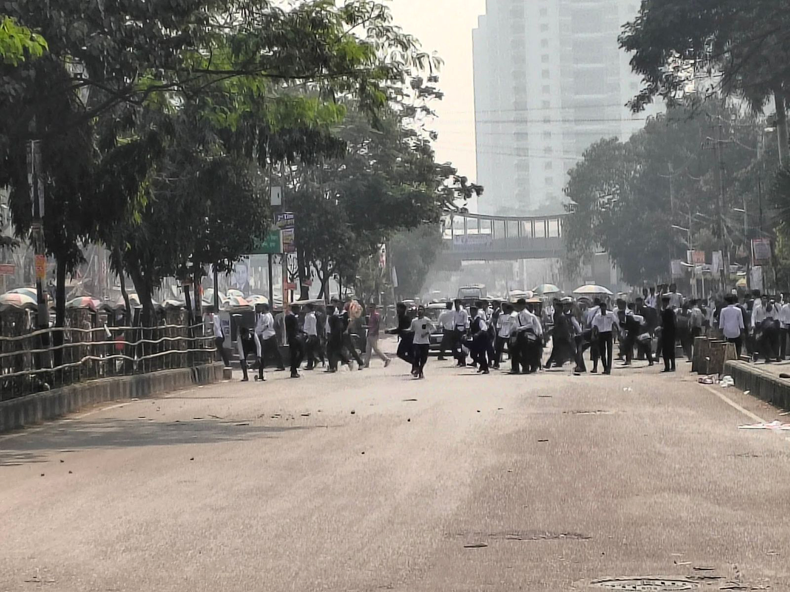 ঢাকা কলেজ-ধানমন্ডি আইডিয়ালের শিক্ষার্থীদের সংঘর্ষ, যান চলাচল বন্ধ