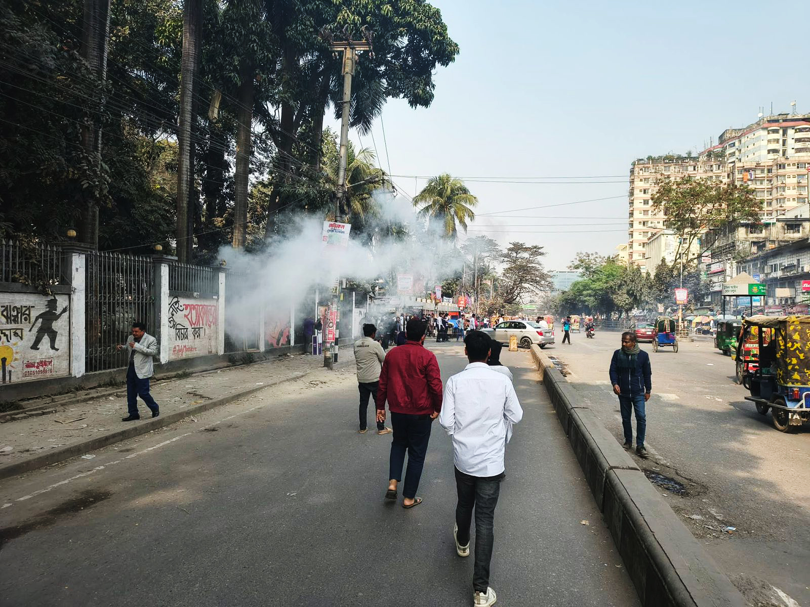 ঢাকা কলেজ ও আইডিয়াল শিক্ষার্থীদের সংঘর্ষে দেড় ঘণ্টা যান চলাচল বন্ধ, বাস ভাঙচুর