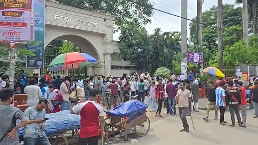 ঢাকা কলেজে ছাত্রদল-শিবির সংঘর্ষ, কয়েকজন আহত