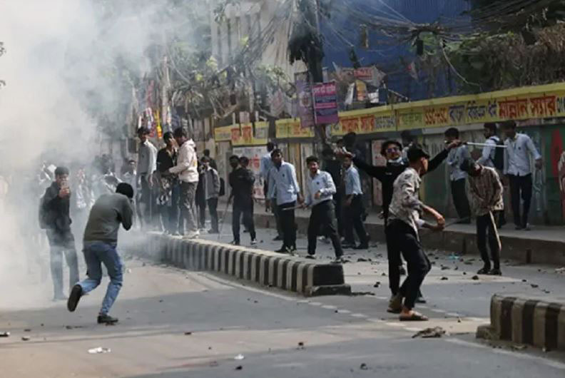 ‘শান্তি চুক্তি’ ভেঙে আবারও ঢাকা কলেজ ও আইডিয়াল কলেজের শিক্ষার্থীদের সংঘর্ষ 