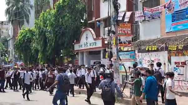 ঢাকা কলেজ ও সিটি কলেজের শিক্ষার্থীদের দফায় দফায় সংঘর্ষ-সড়ক অবরোধ, আহত দুই