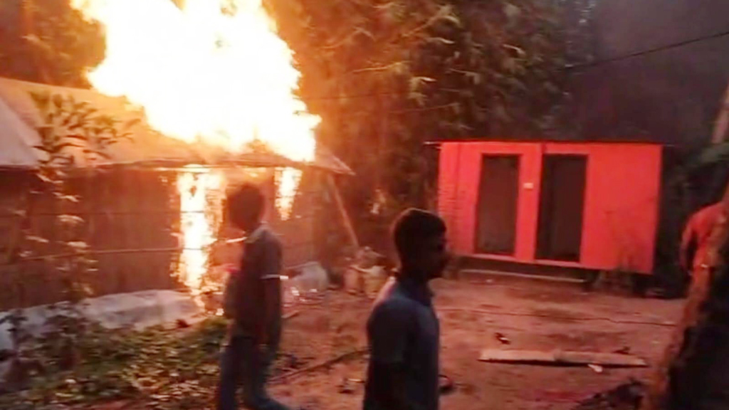 ঢাবি শিক্ষার্থী সাম্য হত্যা: মাদারীপুরে আসামির বাড়িতে আগুন