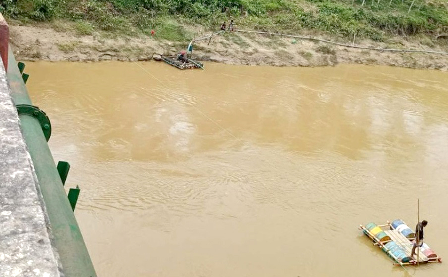 ধলাই নদের সেতুর পাশেই ড্রেজারে বালু উত্তোলন, হুমকিতে সেতু ও তীরবর্তী বসতঘর