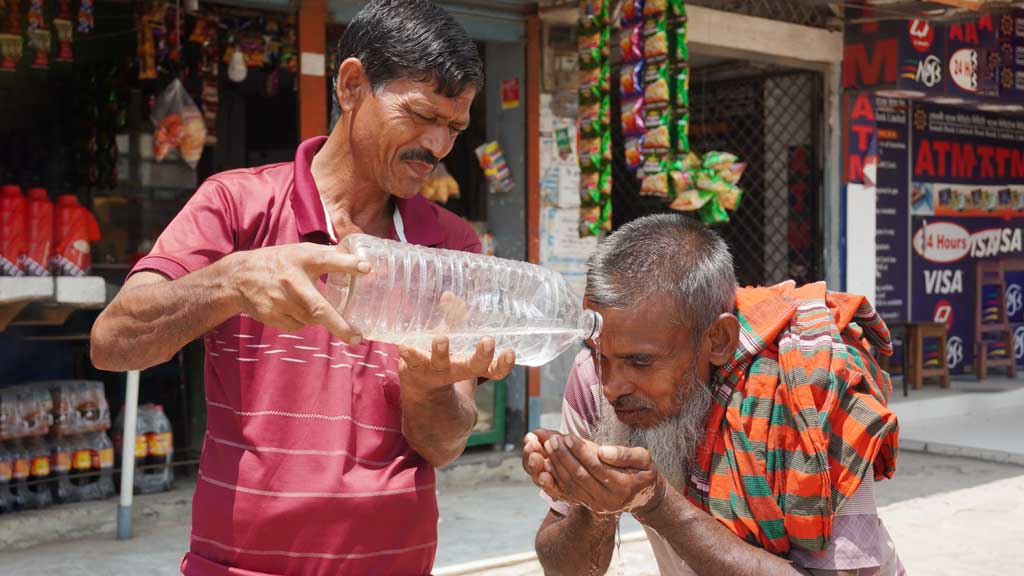 ধামইরহাটে তাপপ্রবাহে বিপর্যস্ত জনজীবন