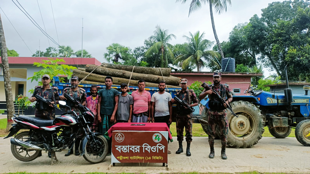 বন বিভাগের কাঠ ভারতে পাচারকালে আটক ৫