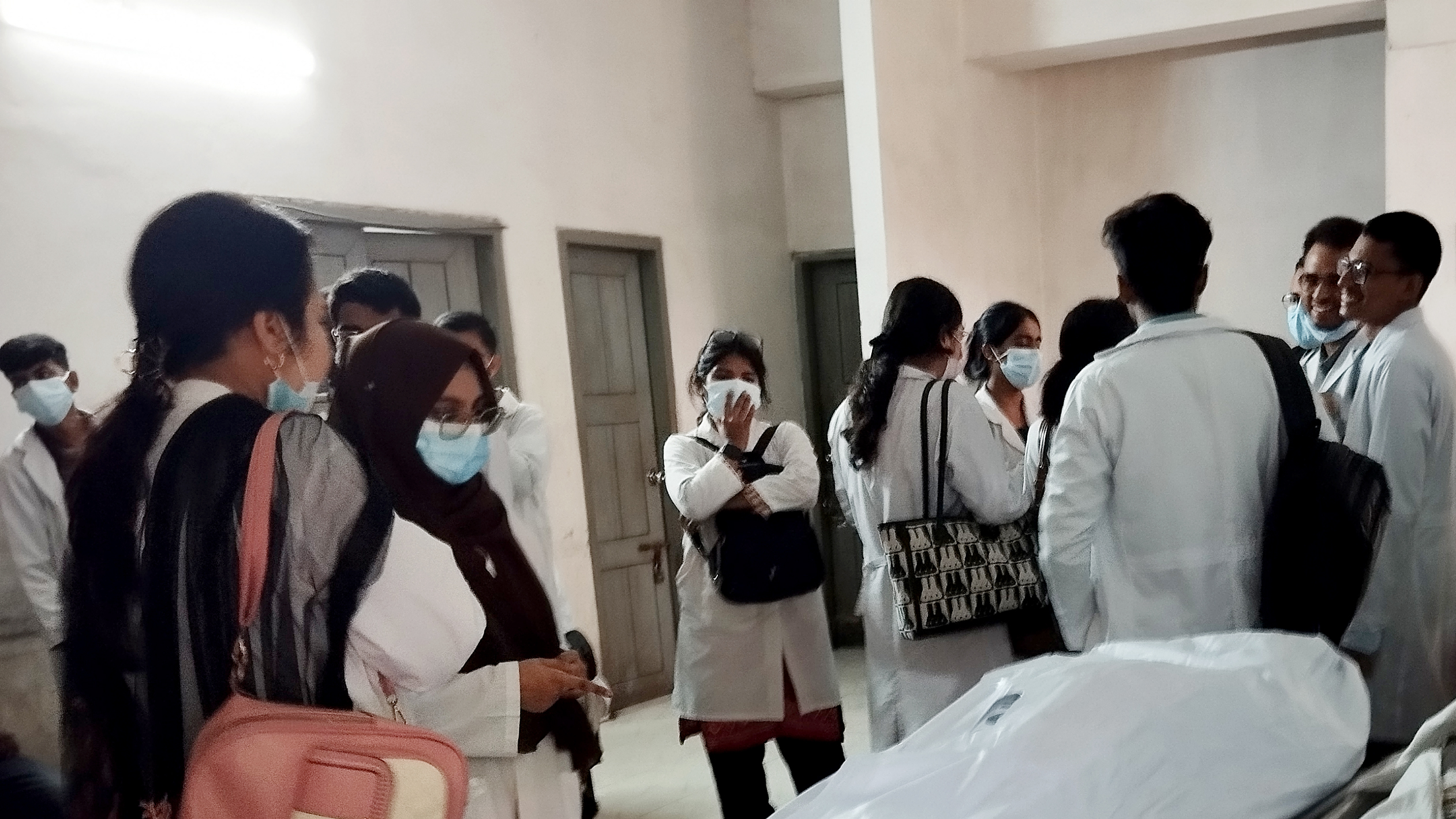 সপ্তাহ ধরে বিকল ঢামেক মর্গের ফ্রিজার, ছড়াচ্ছে লাশ পচা গন্ধ