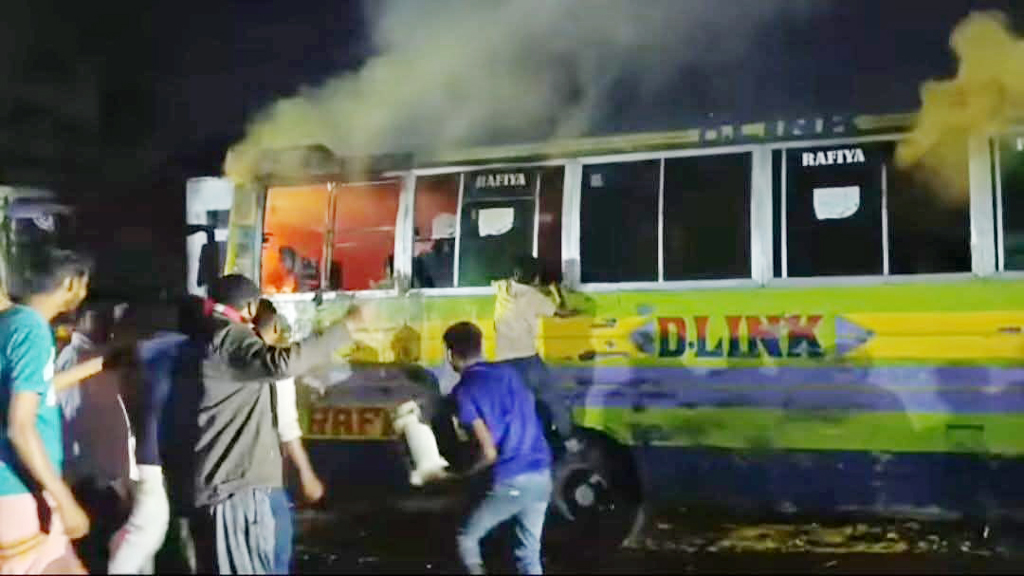 ঢাকায় রাত থেকে সকাল পর্যন্ত ৫টি গাড়িতে আগুন, পৃথক স্থানে ককটেল বিস্ফোরণ