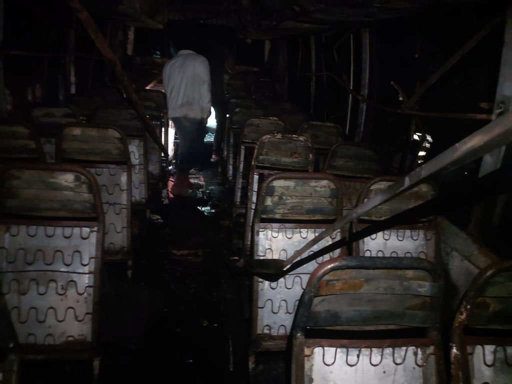 ধামরাইয়ে সড়কের পাশে দাঁড় করিয়ে রাখা বাসে আগুন