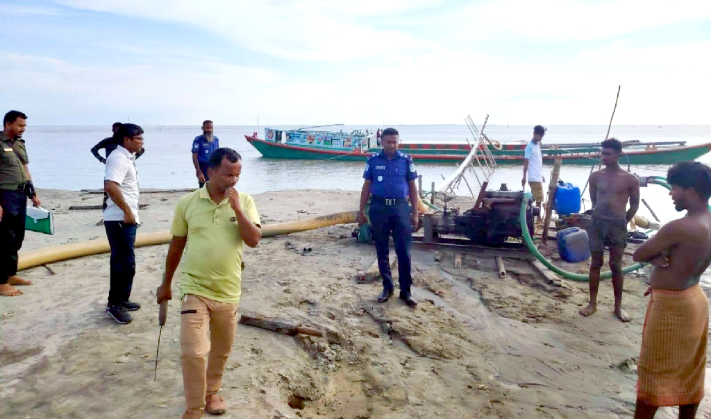 খালিয়াজুরীতে ধনু নদ থেকে অবৈধ বালু উত্তোলন, লাখ টাকা জরিমানা