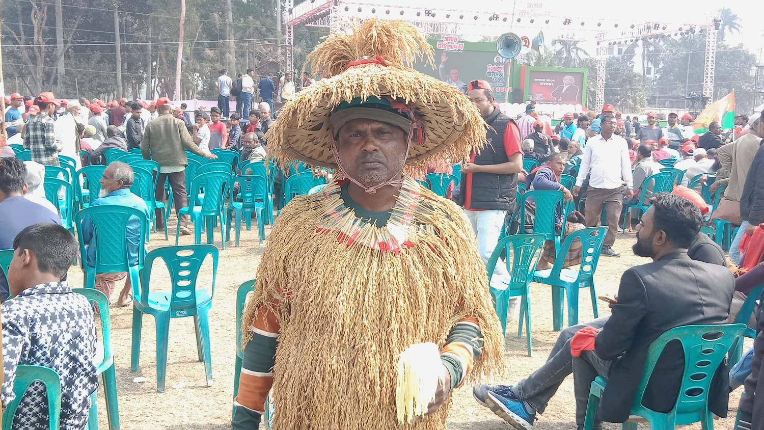 দিনাজপুরে ‘ধানমানব’ সেজে তারেক রহমানের অপেক্ষায় খাদেমুল