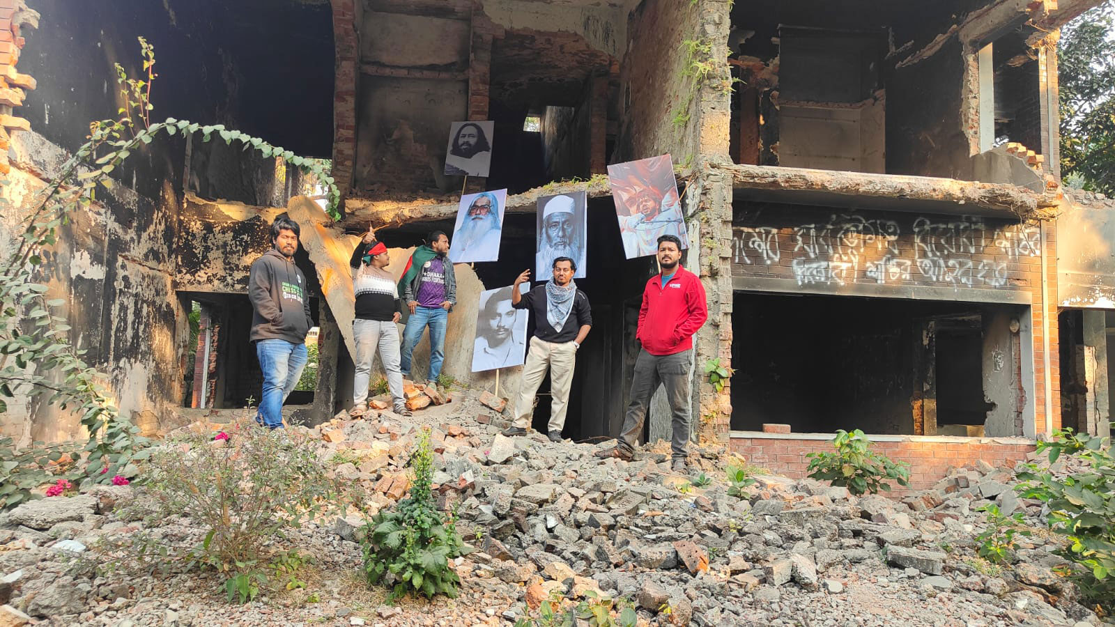 ধানমন্ডি ৩২-এ ভাসানি, সিরাজ সিকদার, হাদির ছবি টানাল জুলাই যোদ্ধারা