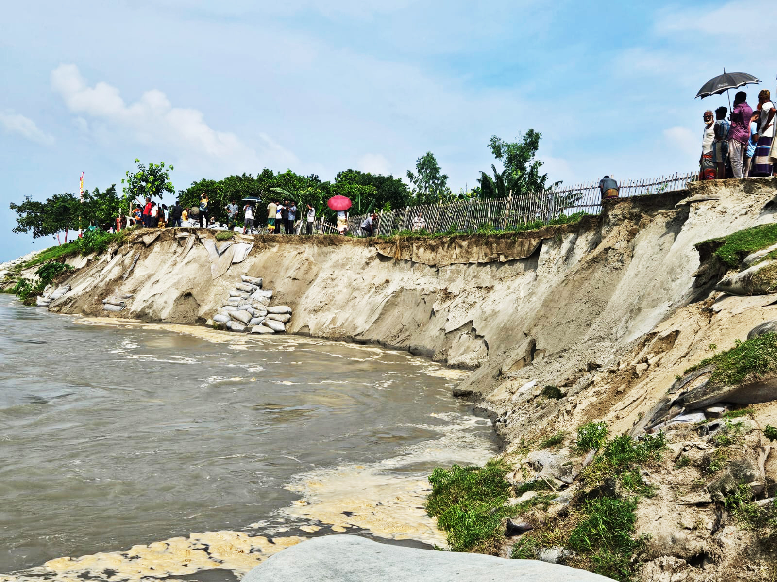 ধুনটে আবারও যমুনার স্পারে ১০০ মিটার ধস, আতঙ্ক
