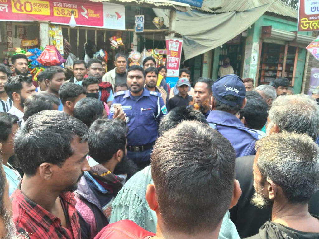 ধুনট বাসস্ট্যান্ডে মব করে ৩ পুলিশ সদস্যকে হেনস্তা