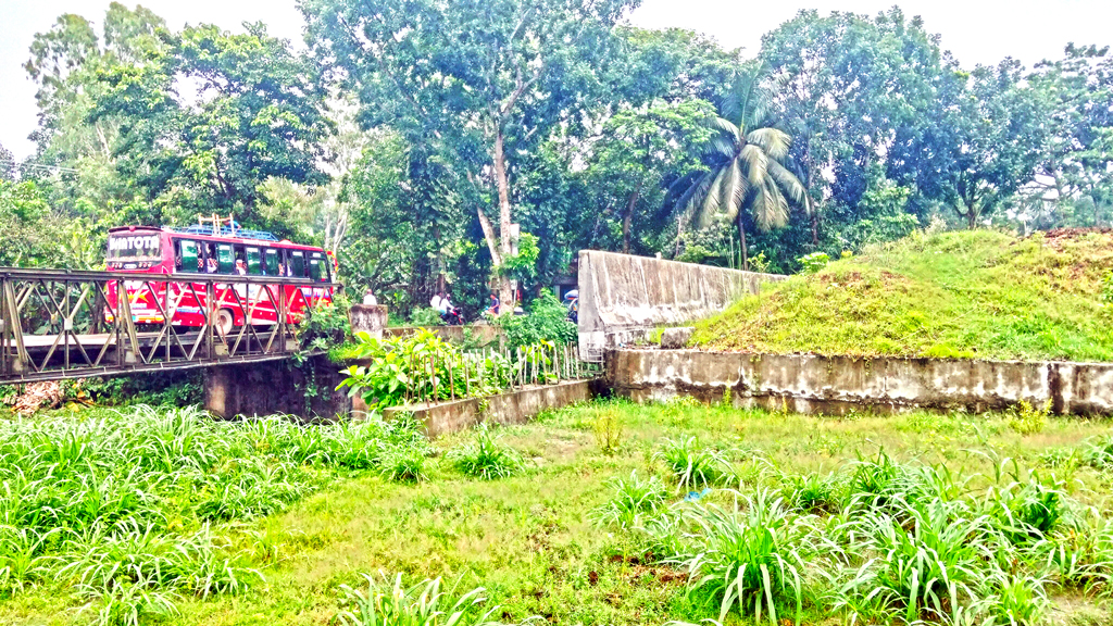 ভূমি অধিগ্রহণে জটিলতা: দুই বছর ধরে সেতুর নির্মাণকাজ বন্ধ