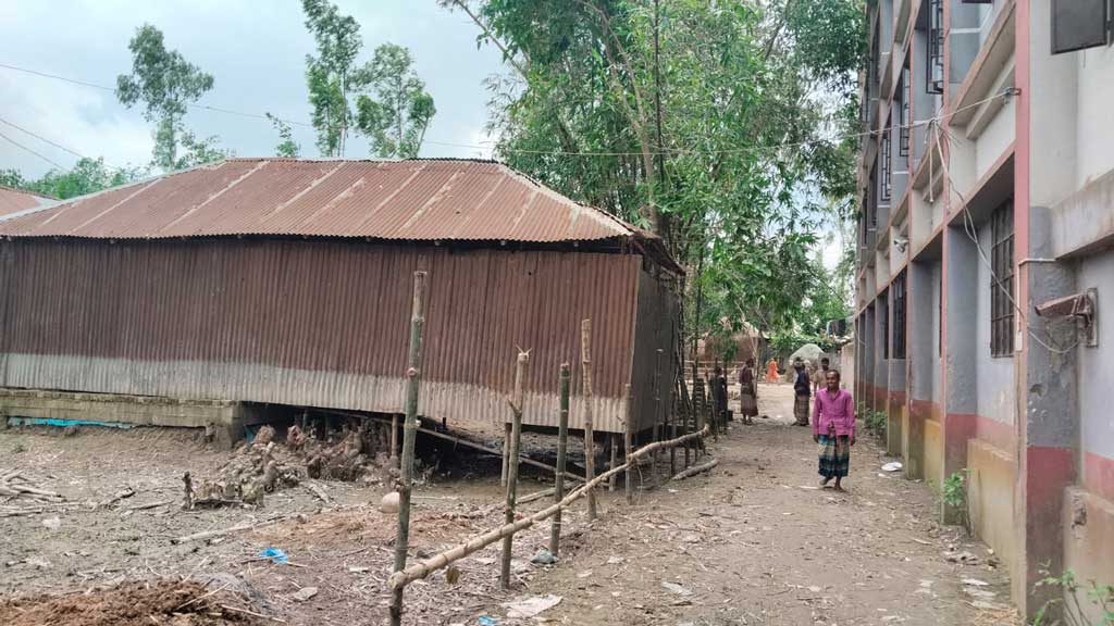 আদালতের নিষেধাজ্ঞা উপেক্ষা করে বিদ্যালয়ের জমি দখলচেষ্টার অভিযোগ