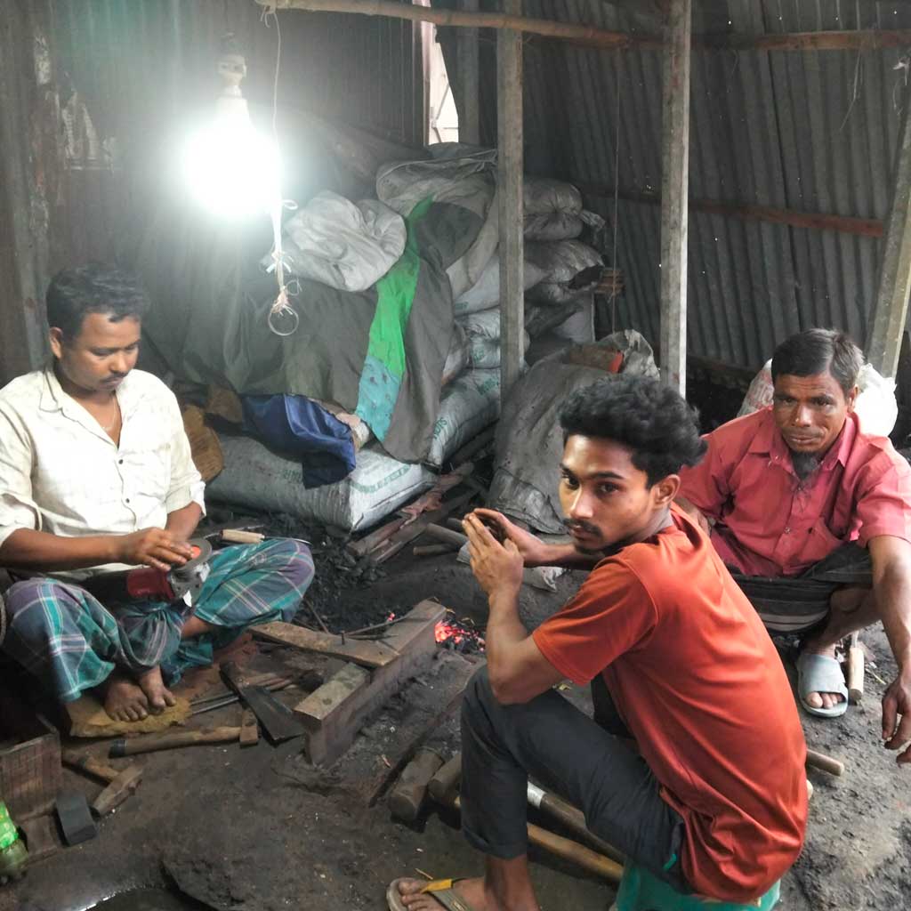 ধুনটে দা-বঁটি বানাতে ব্যস্ত কামার