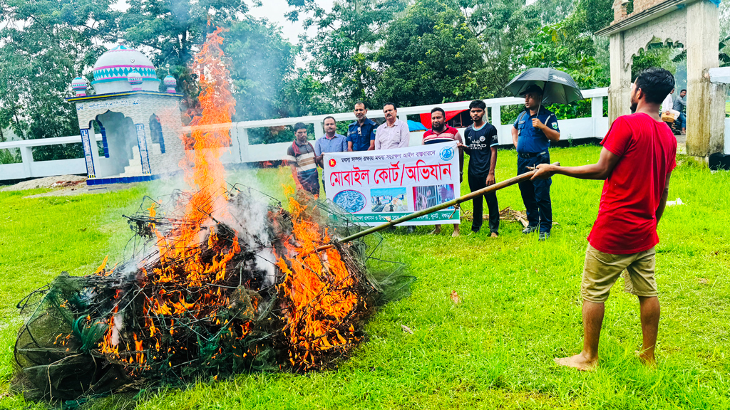ধুনটে ২ লাখ টাকা মূল্যের অবৈধ চায়না দুয়ারি জাল ধ্বংস