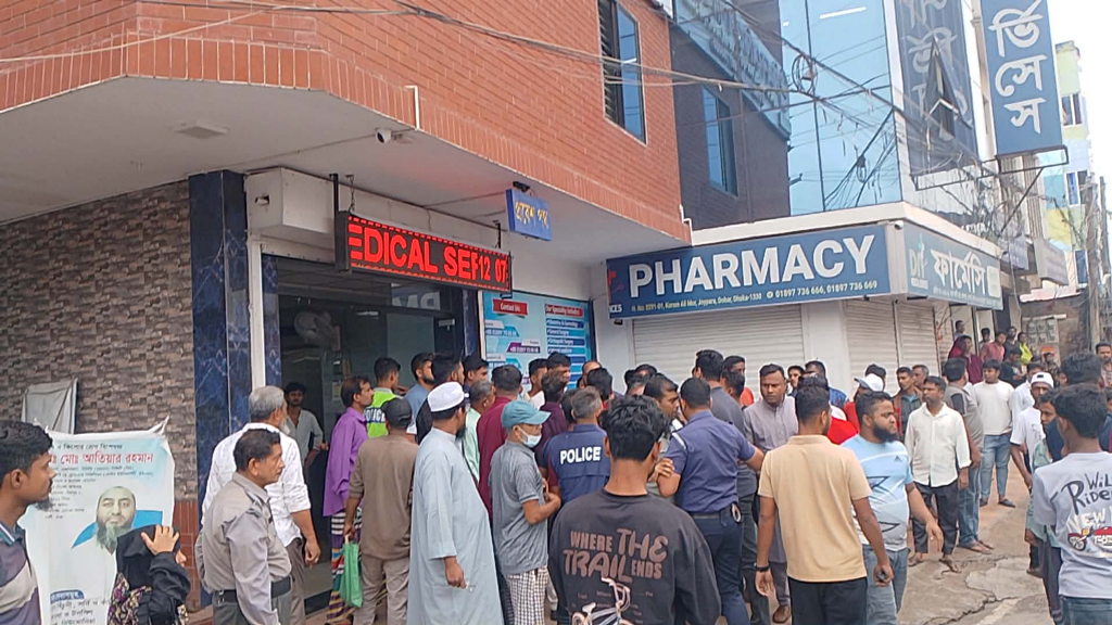 দোহারে ক্লিনিকে রোগীর মৃত্যুকে ঘিরে ভাঙচুর, পুলিশের লাঠিপেটা