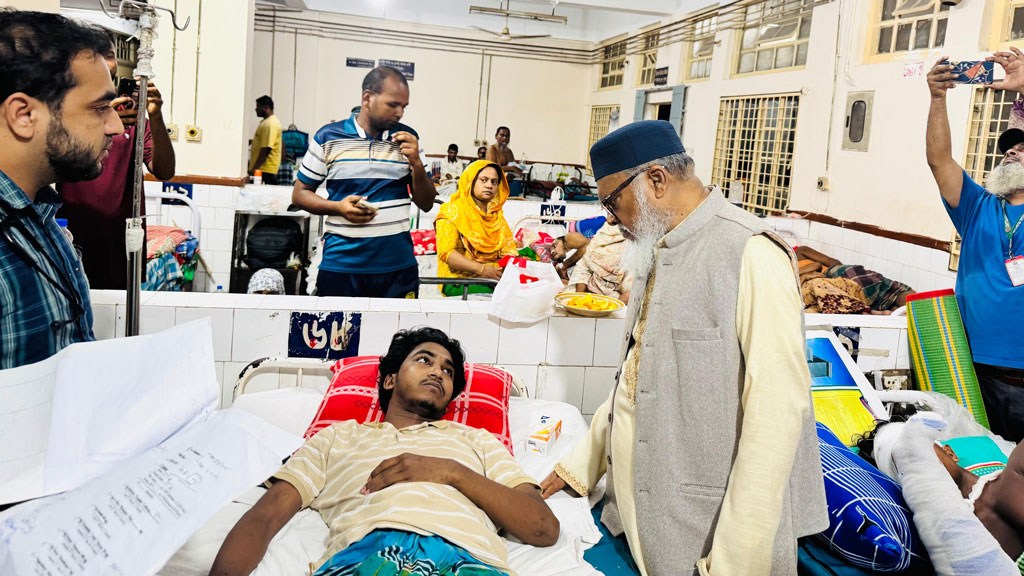 আহত চবি শিক্ষার্থীদের দেখতে মধ্যরাতে চমেকে ধর্ম উপদেষ্টা