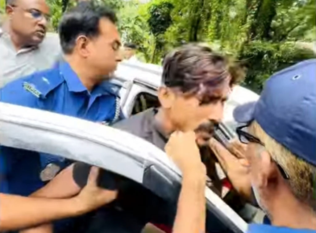 মুন্সিগঞ্জে এইচএসসি পরীক্ষাকেন্দ্রের সামনে গুলি, যুবক আটক