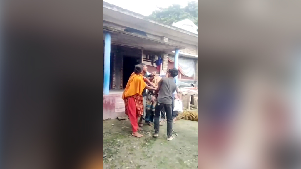 বাড়িতে বাবার লাশ রেখে দুই ভাইয়ের মারামারি