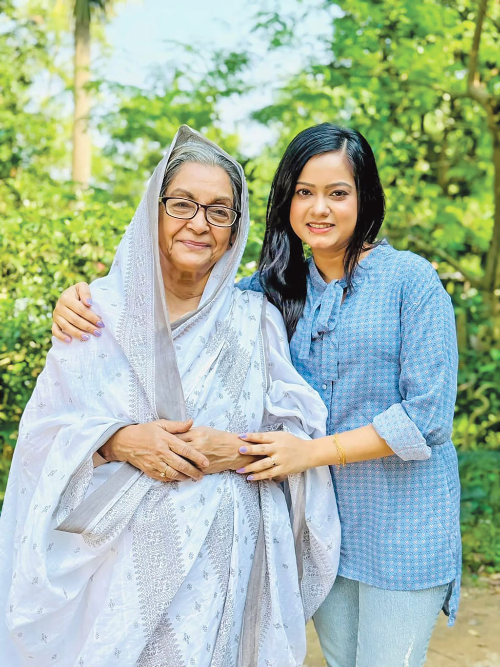 ‘দাদীর ভাগ’ ধারাবাহিকের শুটিংয়ে দিলারা জামান ও মুন। ছবি: সংগৃহীত