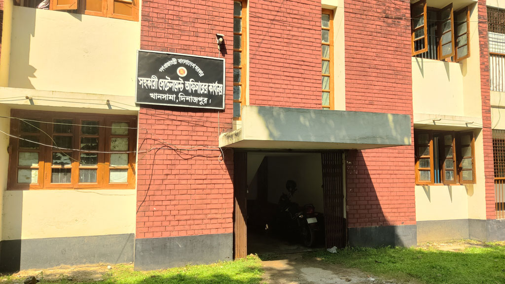 দিনাজপুরের ১৩ উপজেলার মধ্যে অনলাইনে নেই খানসামার তথ্য, সেটেলমেন্ট সেবায় ভোগান্তি
