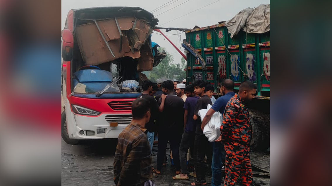 দাঁড়িয়ে থাকা বালুর ট্রাকে চলন্ত বাসের ধাক্কা, নিহত ২