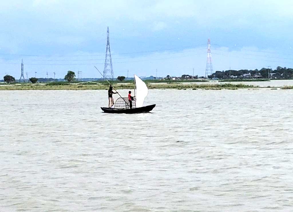 বিস্তীর্ণ হাওরের বুকে থইথই পানি। মেঘলা আকাশ, মৃদু বাতাসে হাওরের পানিতে সৃষ্টি হচ্ছে ছোট ছোট ঢেউ। হারিয়ে যেতে বসা ঐতিহ্যবাহী পালতোলা নৌকা নিয়ে বাড়ি ফিরছেন এক মাঝি। কিশোরগঞ্জের মিঠামইন উপজেলার নয়াগাঁও এলাকা থেকে তোলা। ছবি: হারুনূর রশিদ