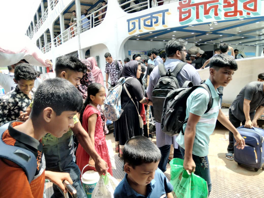 প্রিয়জনদের সঙ্গে ঈদ উদ্‌যাপন শেষে রাজধানীতে ফিরছে মানুষ। আজ সদরঘাট লঞ্চ টার্মিনাল এলাকায়। ছবি: আজকের পত্রিকা