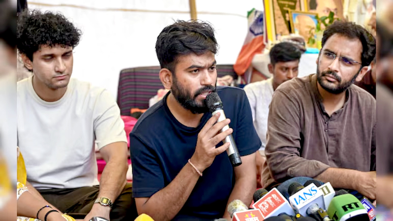 অভিজিৎ দীপকে টাইফয়েডে আক্রান্ত, বললেন ‘আন্দোলন চলবে’