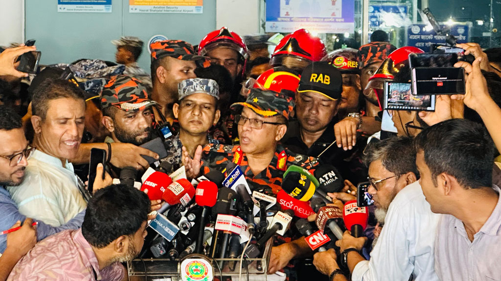 আগুন নেভাতে বাধা ছিল বাতাস, কারণ জানা যাবে তদন্তের পর: ফায়ার সার্ভিসের ডিজি
