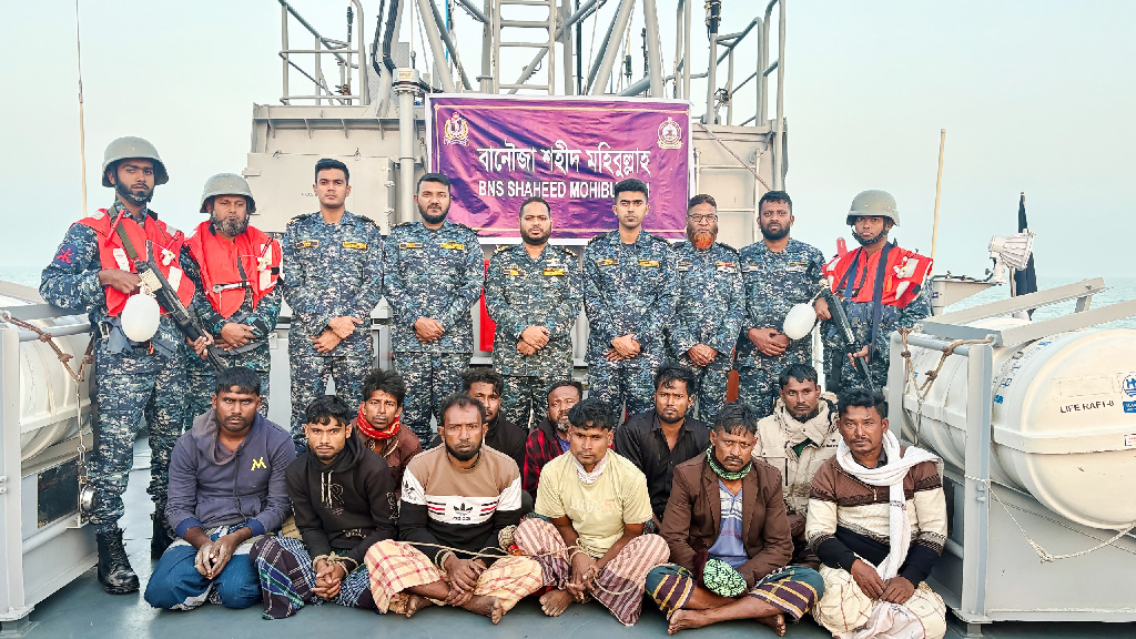 এক হাজার লিটার ডিজেল, ৬৫০ বস্তা সিমেন্টসহ আটক ১১