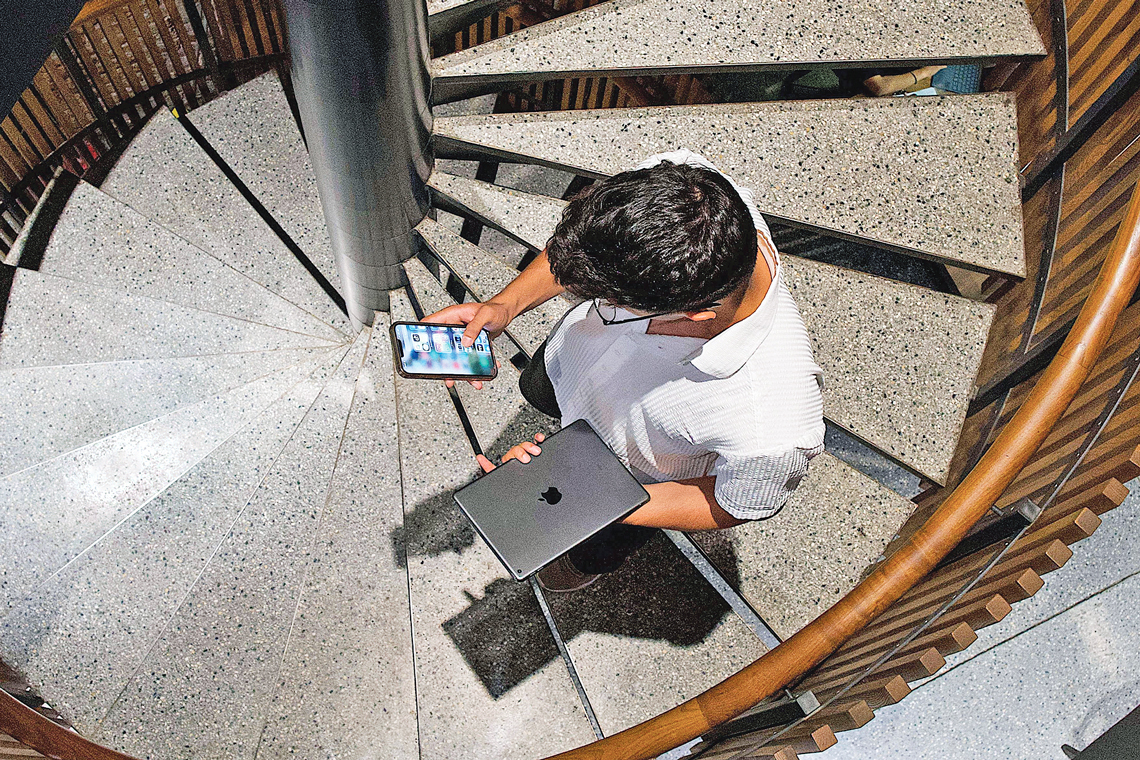 স্ক্রিনে নিমজ্জিত প্রজন্ম: বুদ্ধিবৃত্তিক রূপান্তর নাকি বিপর্যয়