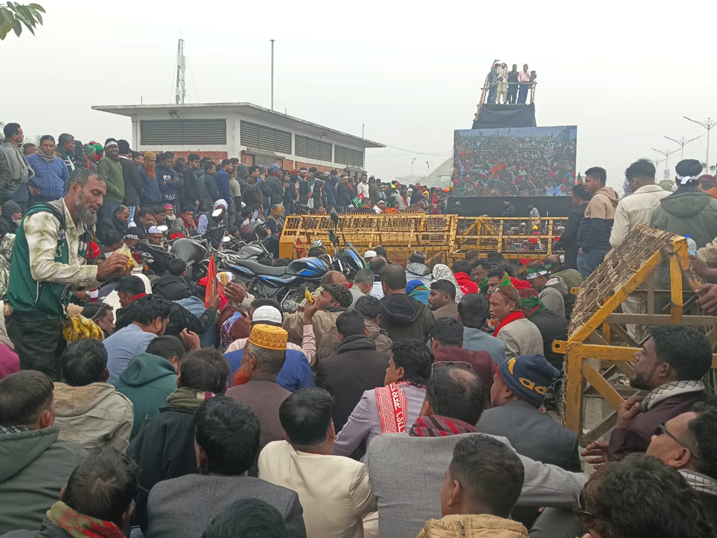 তারেক রহমানের প্রত্যাবর্তন: স্টেজের সামনে যেতে না পেরে ডিজিটাল স্ক্রিনের সামনে হাজারো মানুষ