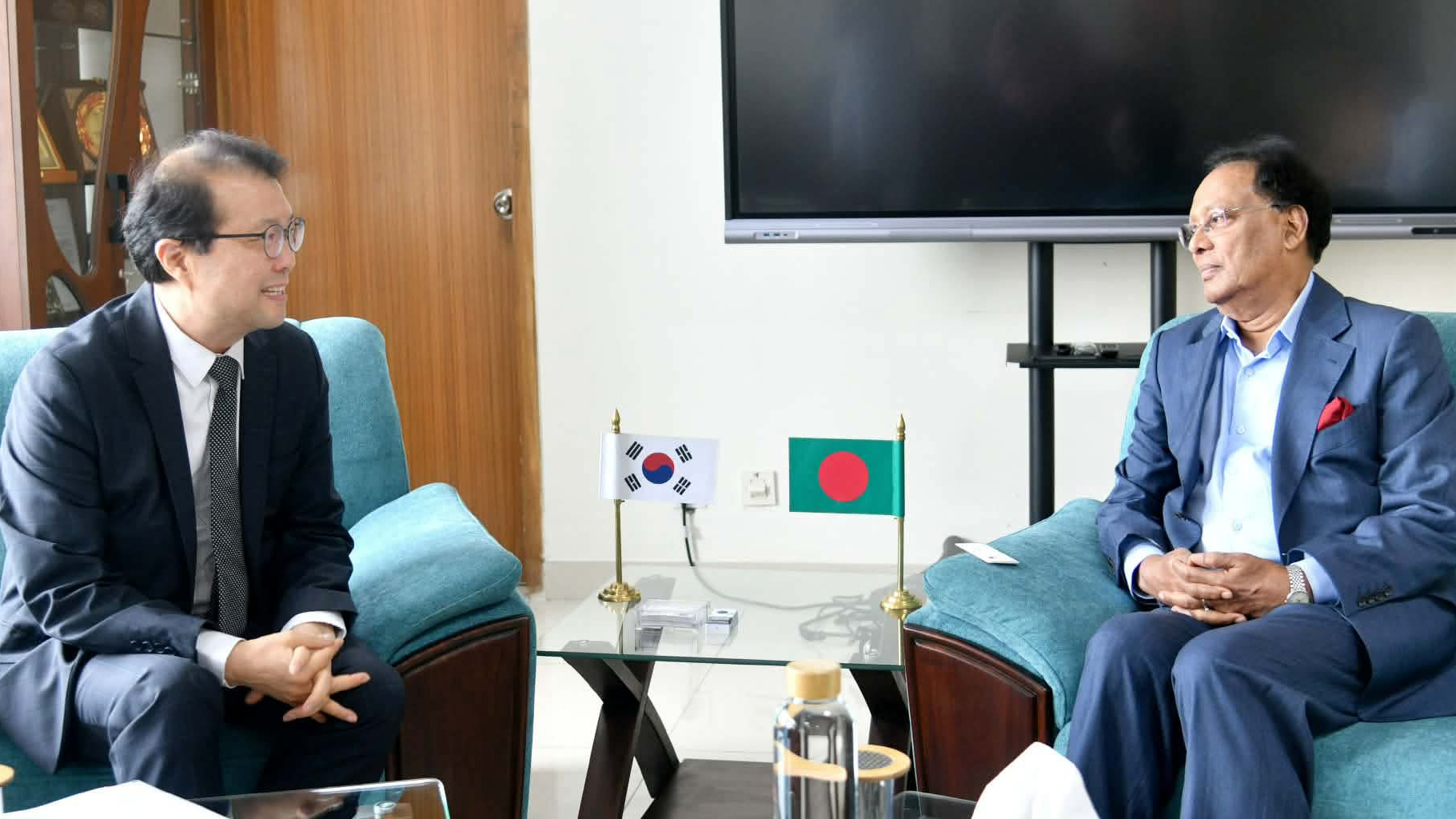 মোবাইল ফোন শিল্পকে জাতীয় অগ্রাধিকার হিসেবে বিবেচনা করছে সরকার: টেলিযোগাযোগমন্ত্রী