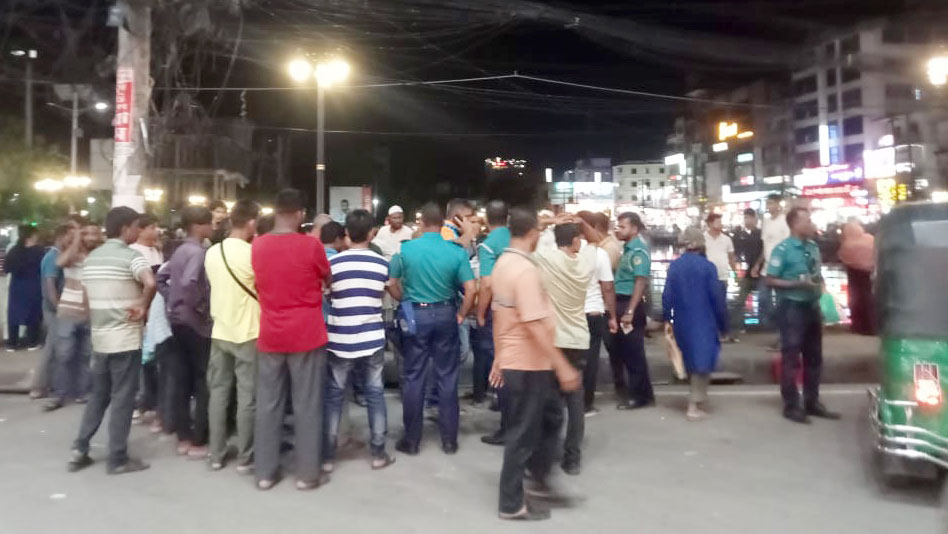 ভ্রাম্যমাণ দোকান উচ্ছেদ, পুলিশের সঙ্গে ব্যবসায়ীদের বাগ্‌বিতণ্ডা