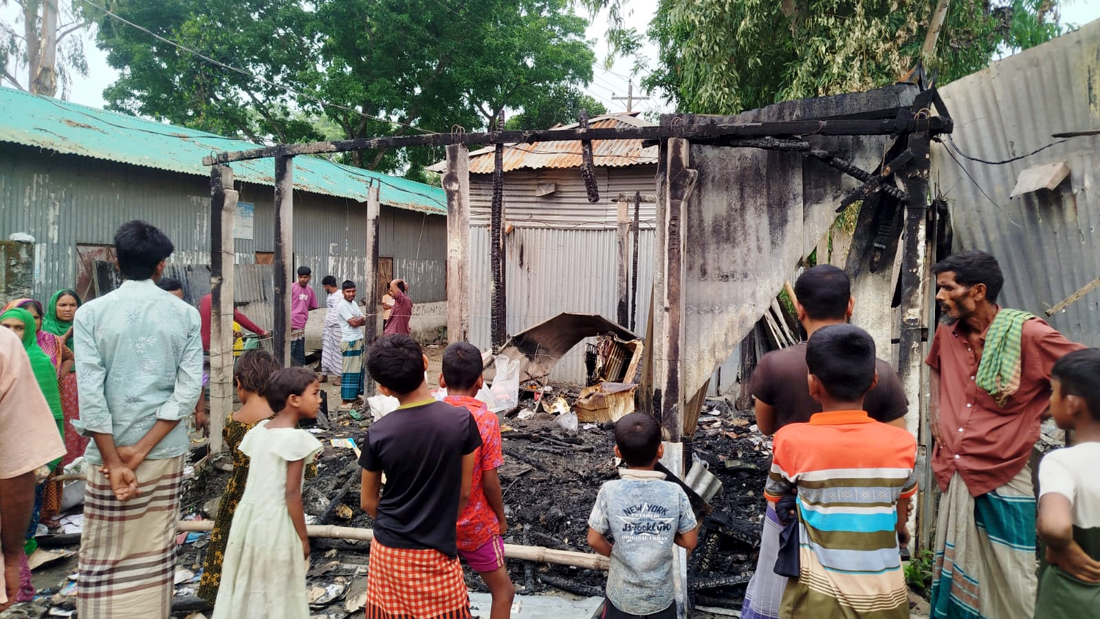 গাইবান্ধায় দুর্বৃত্তের দেওয়া আগুনে দোকান পুড়ে ছাই