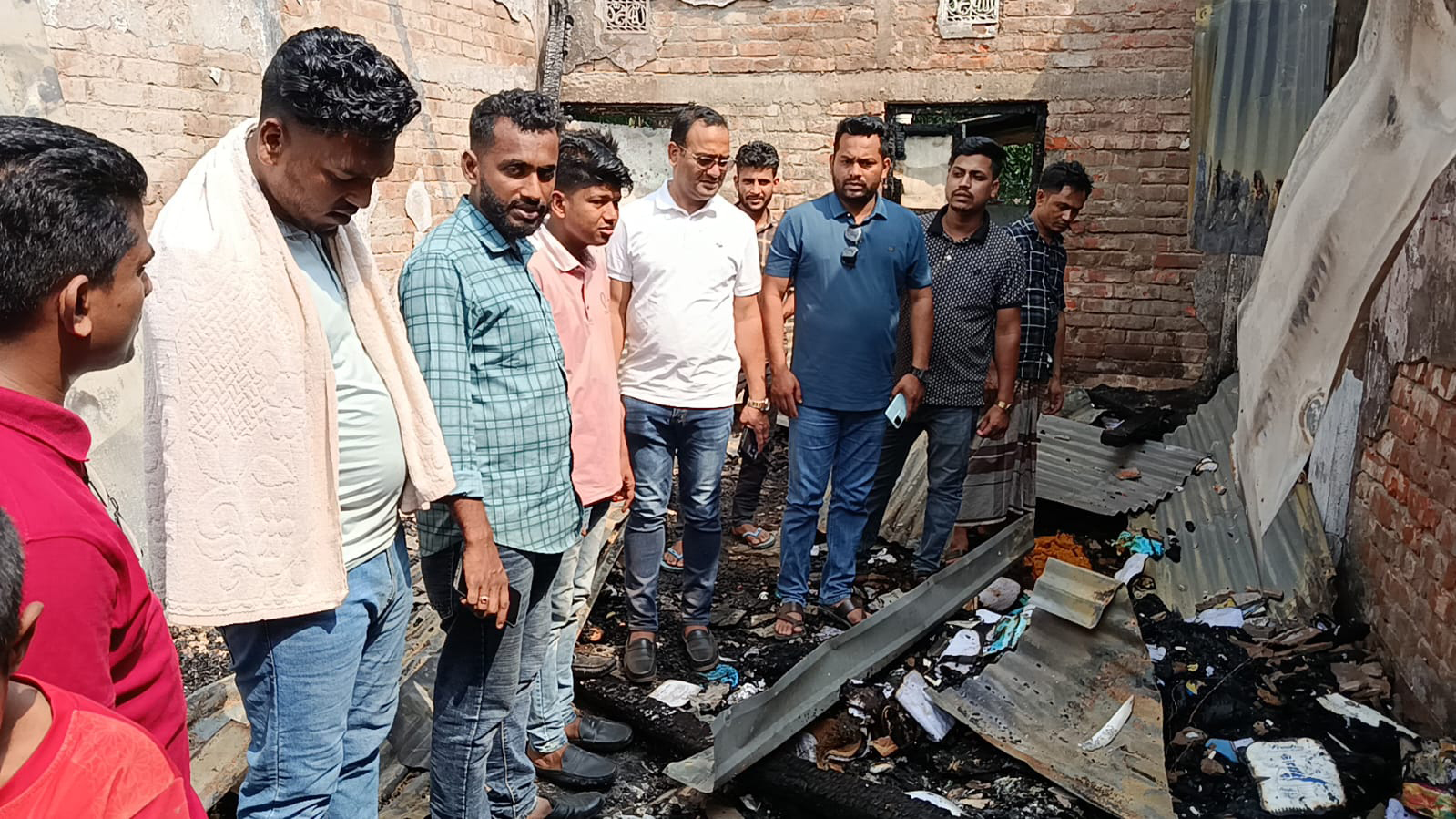 নোয়াখালীর সুবর্ণচরে আগুনে পুড়ল ৪ দোকান