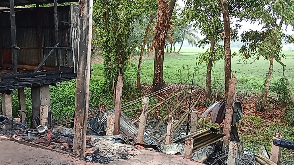 চাঁদপুরে ৪ দোকানে আগুন, প্রাণ গেল এক কর্মচারীর