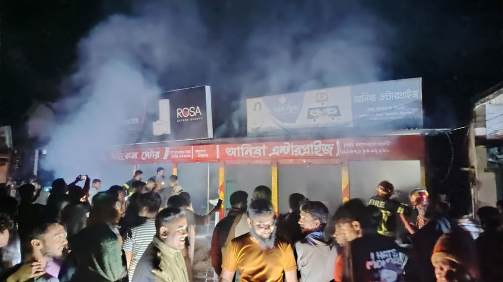 কামারখন্দে দুই দোকানে আগুন, ২৭ লাখ টাকা ক্ষয়ক্ষতির দাবি
