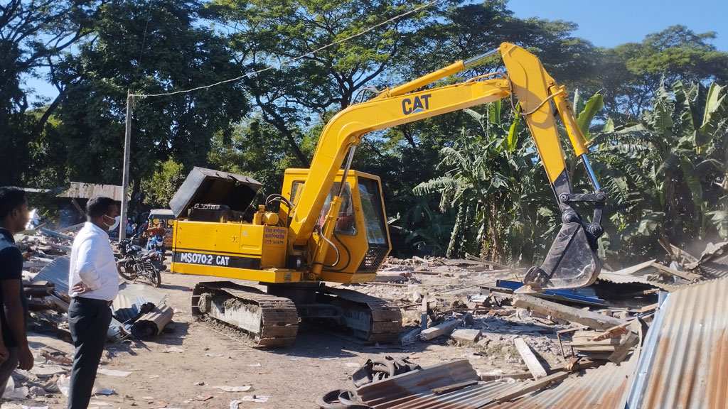 স্কুলের জায়গায় গড়ে তোলা দোকানপাট ৩৫ বছর পর উচ্ছেদ