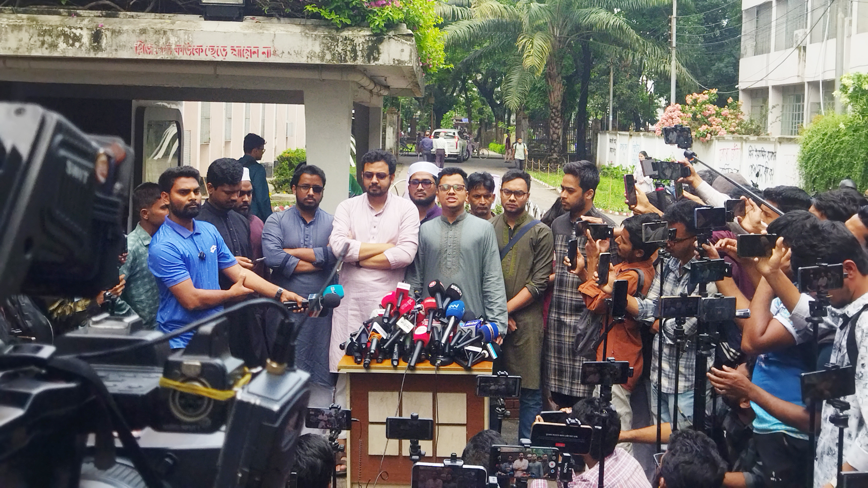 ঢাবিতে প্রথম বর্ষেই বৈধ সিটের দাবি ছাত্র সংসদের