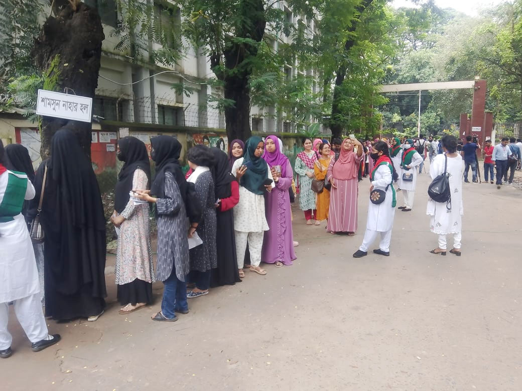 ডাকসু নির্বাচনে ভোট গ্রহণ চলছে, ভোটারদের দীর্ঘ লাইন