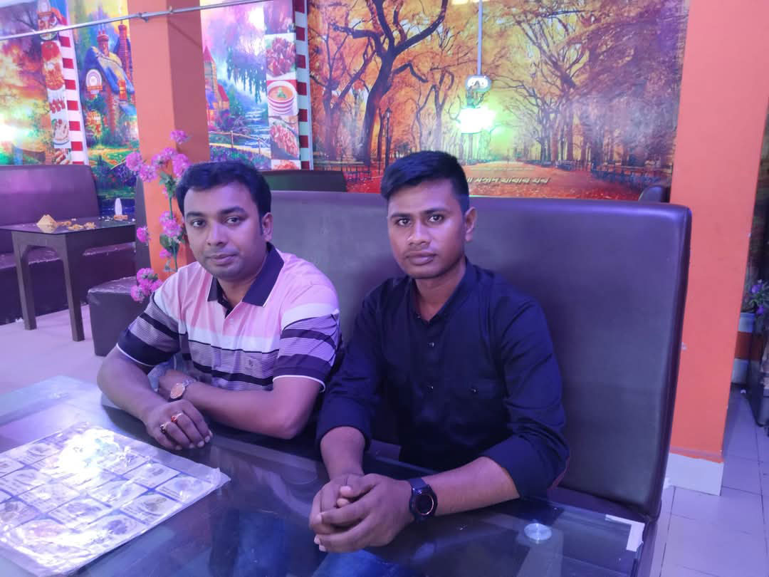 জেলা ছাত্রলীগের সাধারণ সম্পাদক তানভীর হাসান আরিফের সঙ্গে (বাঁয়ে) আমিনুল। ছবি: সংগৃহীত